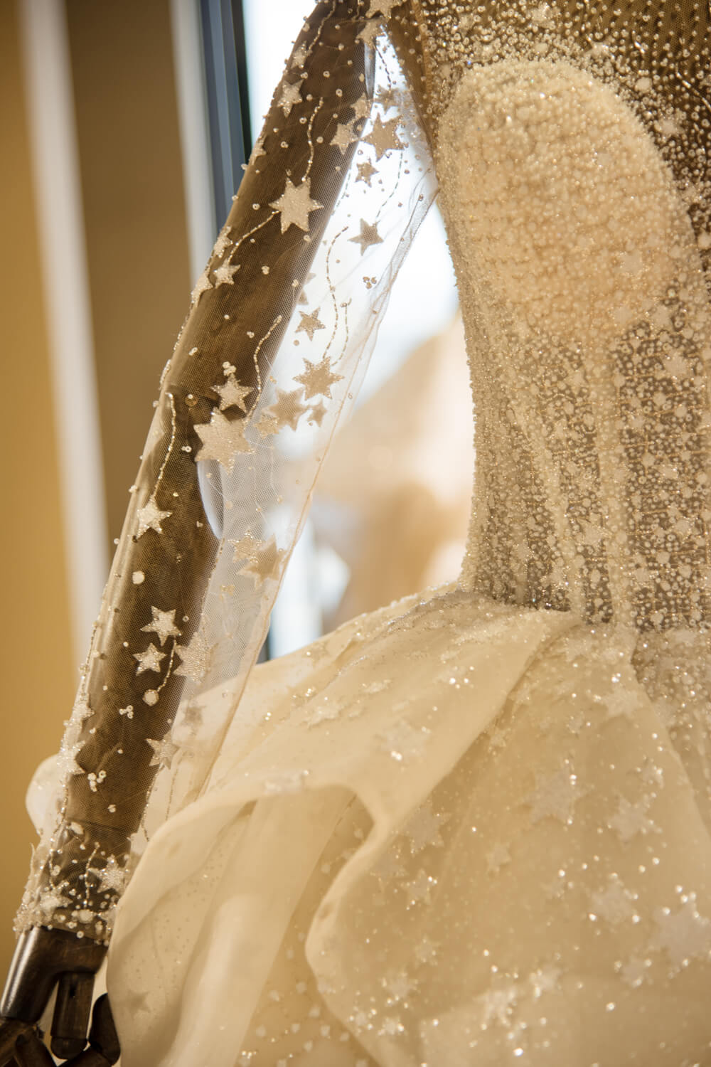 Elegante vestido de novia de tul con mangas largas, encaje y cuentas, brillante
