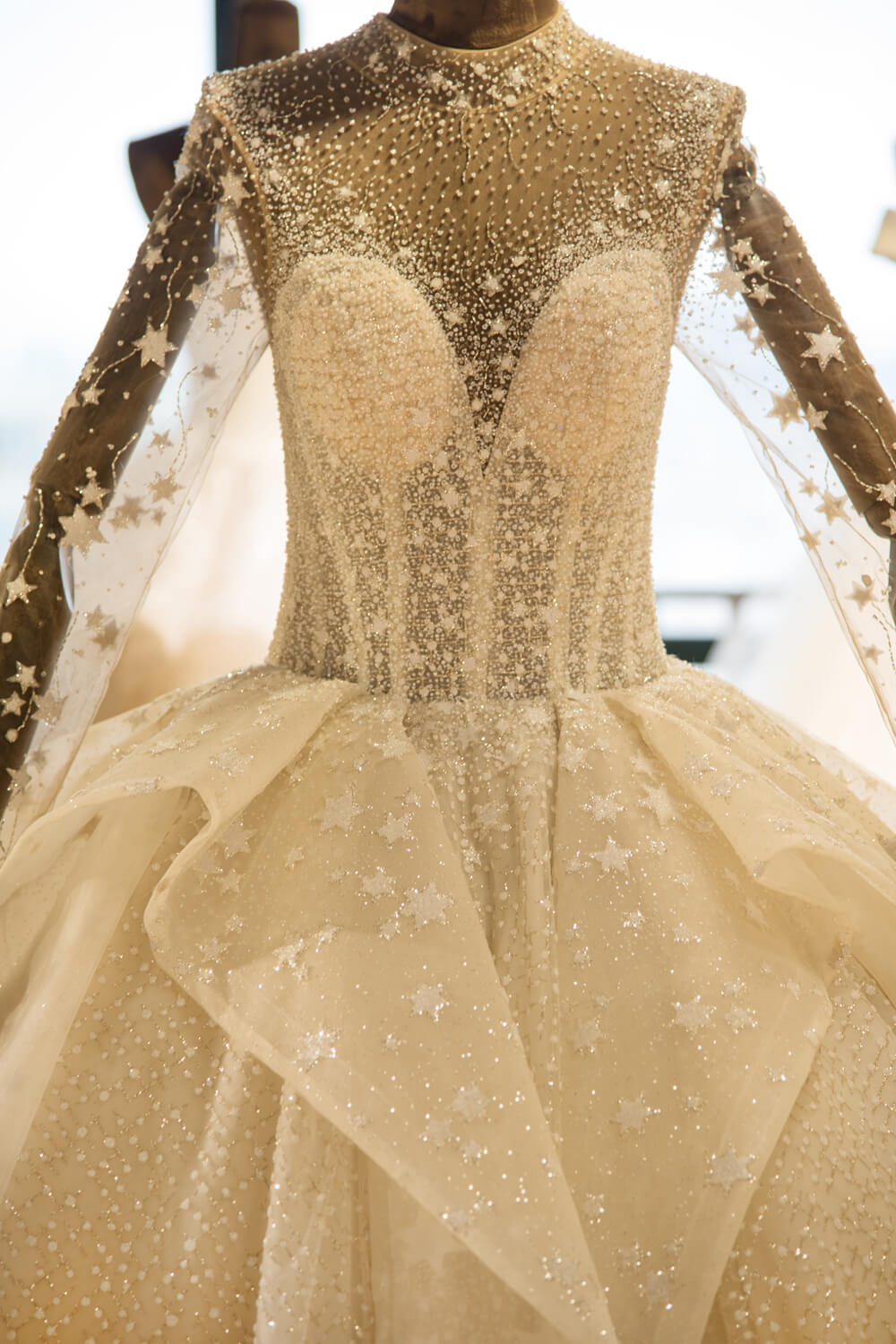 Elegante vestido de novia de tul con mangas largas, encaje y cuentas, brillante