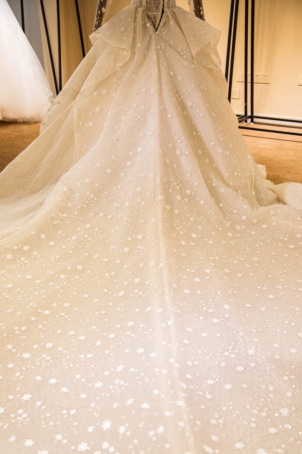 Elegante vestido de novia de tul con mangas largas, encaje y cuentas, brillante
