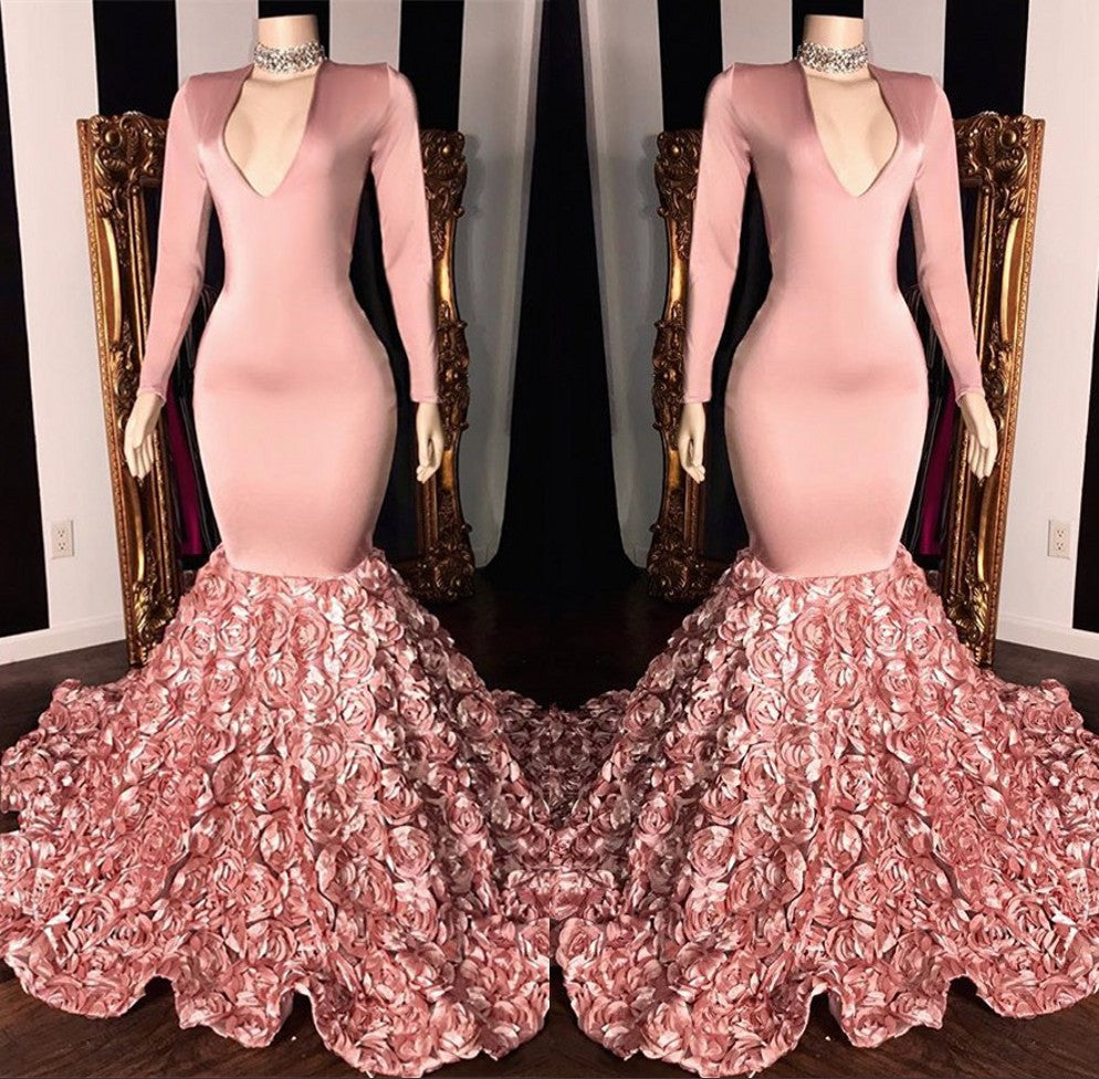 Elegante vestido de noche de manga larga con escote sirena rosa y flores en la parte inferior