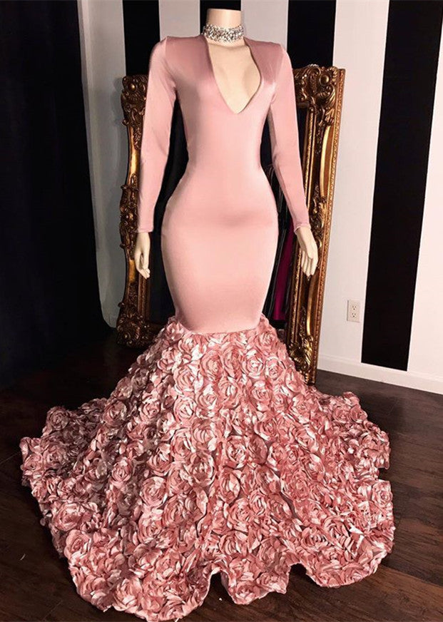 Elegante vestido de noche de manga larga con escote sirena rosa y flores en la parte inferior