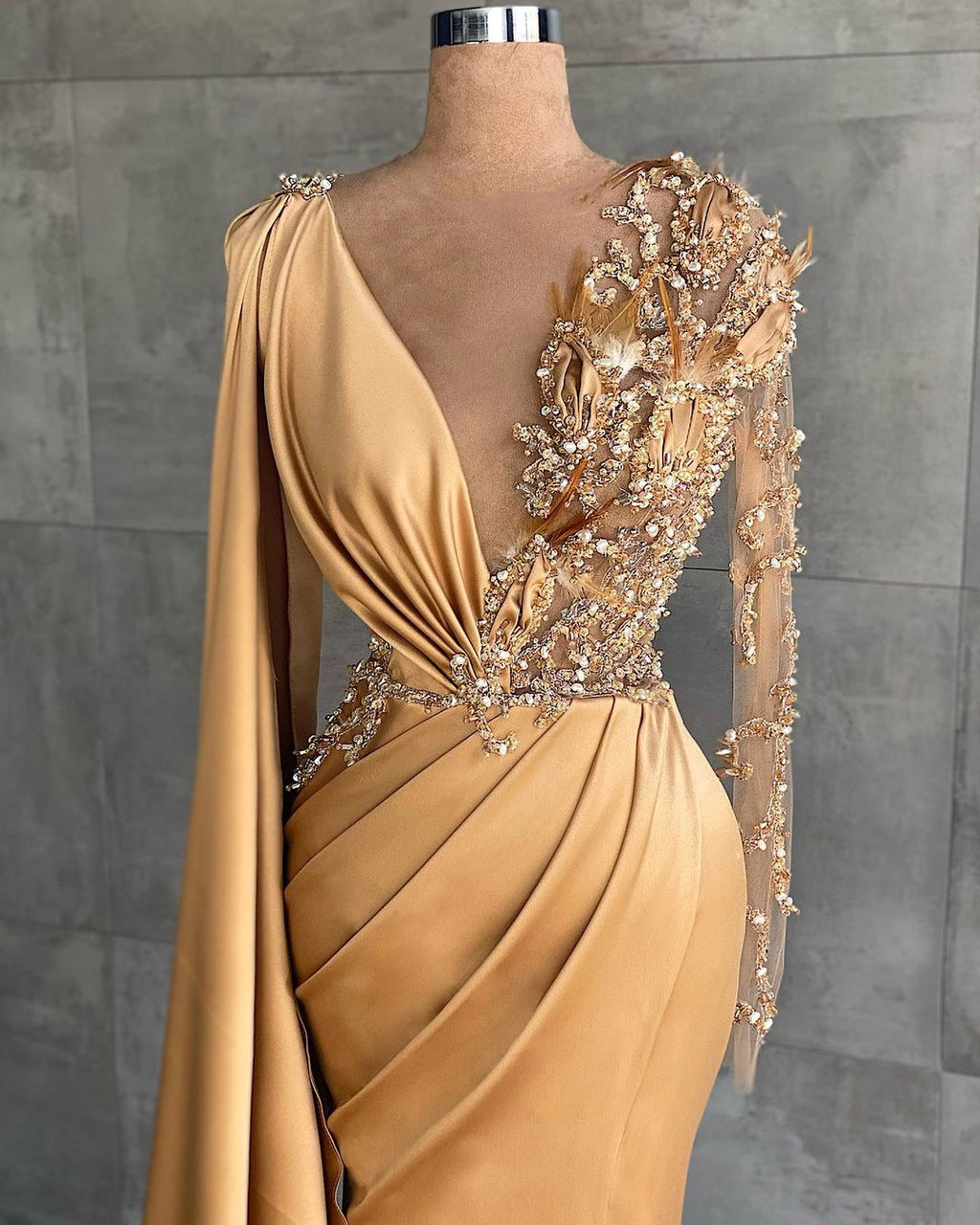 Elegantes langärmliges Meerjungfrau-Ballkleid aus Satin mit V-Ausschnitt und Schlitz