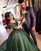 Elegante vestido de fiesta de satén con mangas largas y escote en forma de corazón y encaje