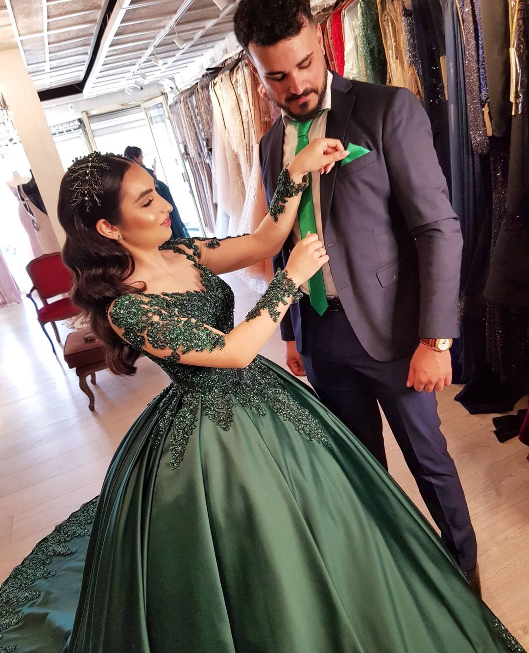 Elegante vestido de fiesta de satén con mangas largas y escote en forma de corazón y encaje