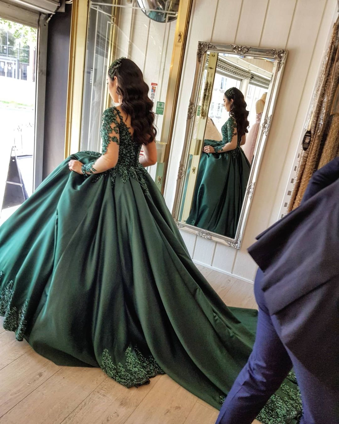 Elegante vestido de fiesta de satén con mangas largas y escote en forma de corazón y encaje