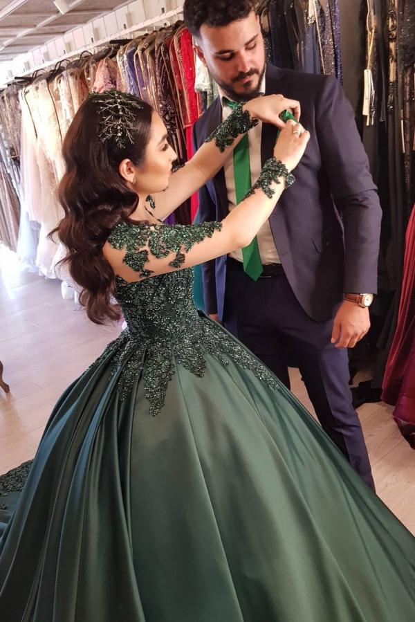 Elegante vestido de fiesta de satén con mangas largas y escote en forma de corazón y encaje