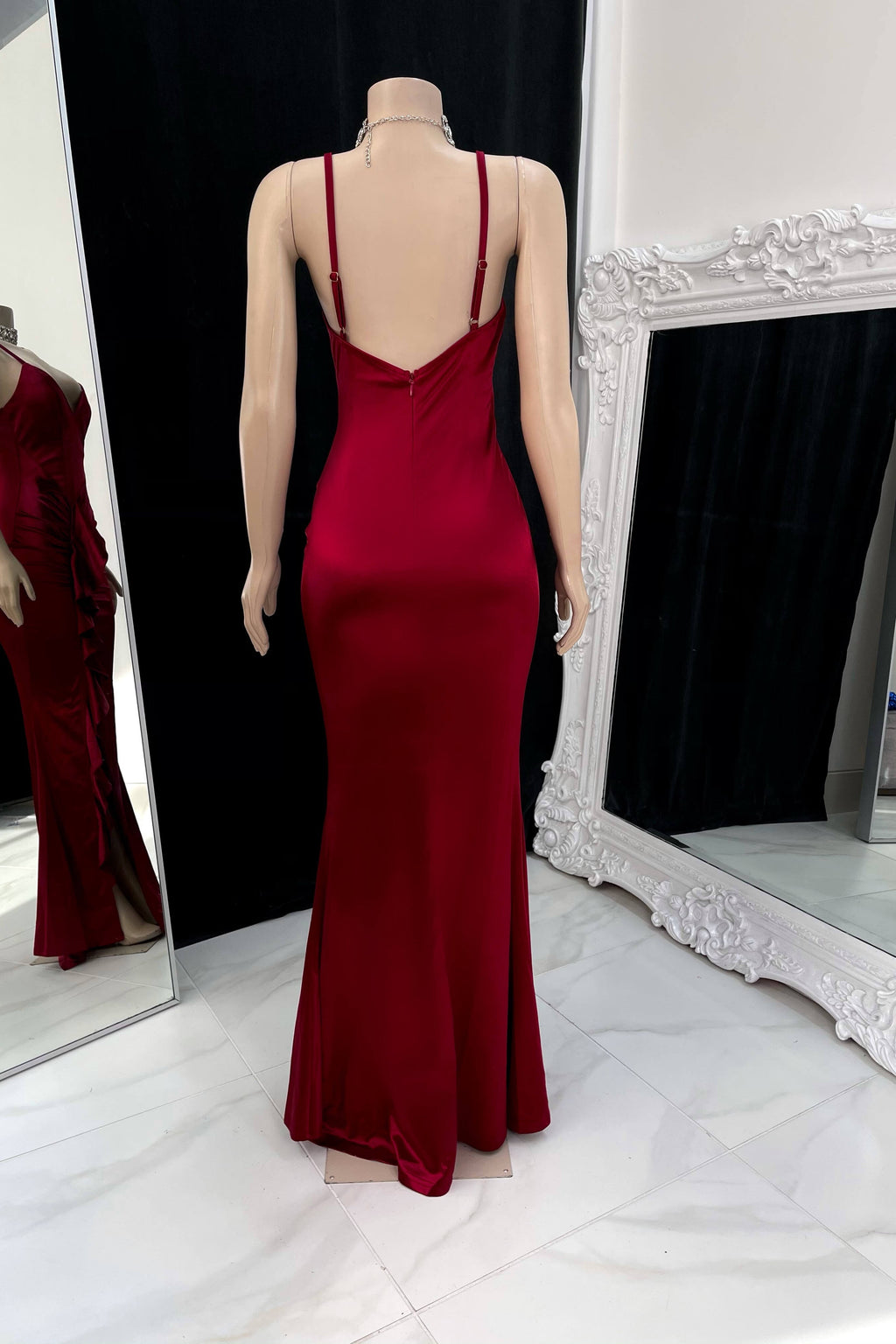 Elegantes langes rückenfreies Meerjungfrau-Ballkleid mit Spaghettiträgern und V-Ausschnitt