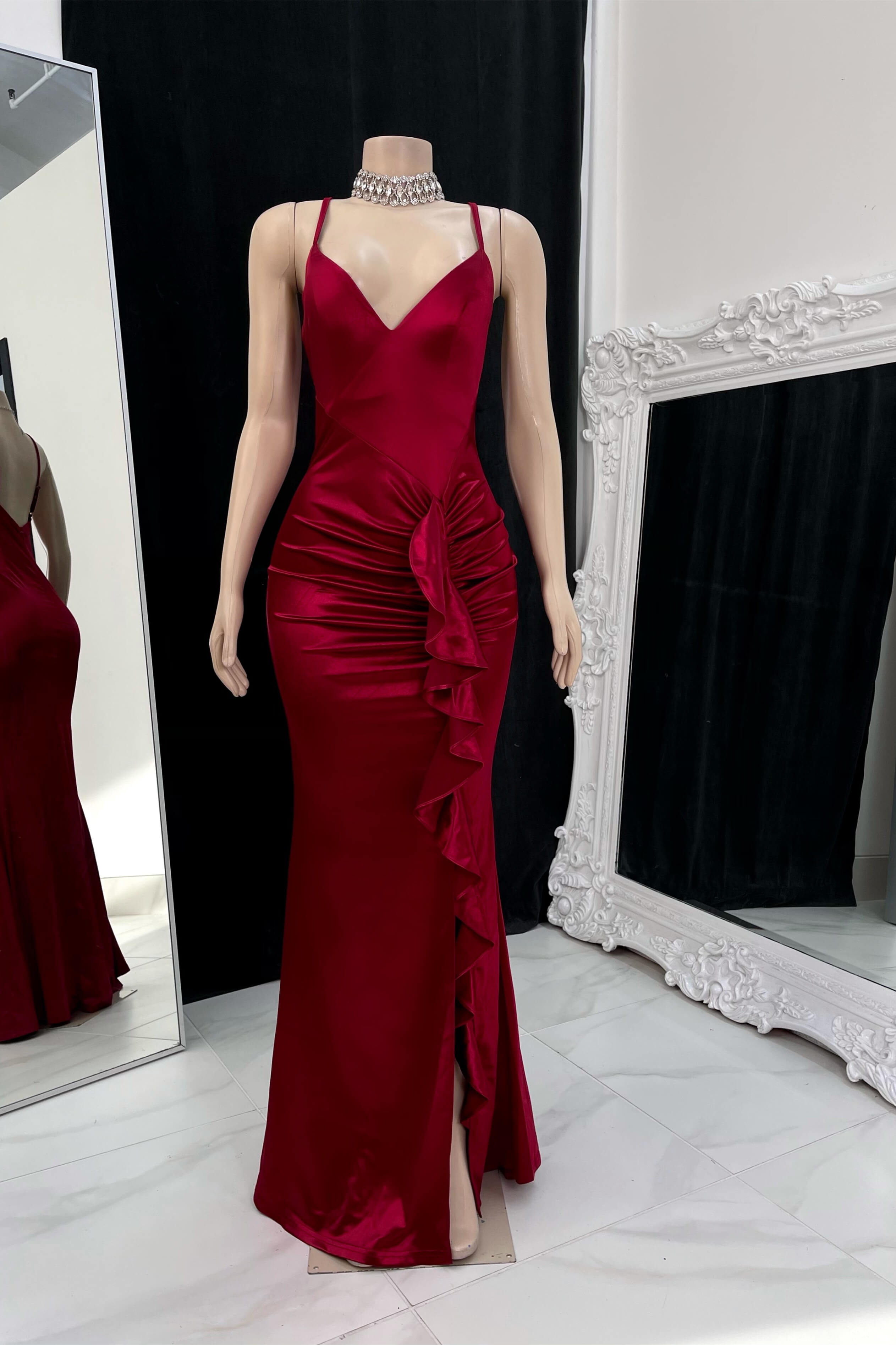 Elegantes langes rückenfreies Meerjungfrau-Ballkleid mit Spaghettiträgern und V-Ausschnitt