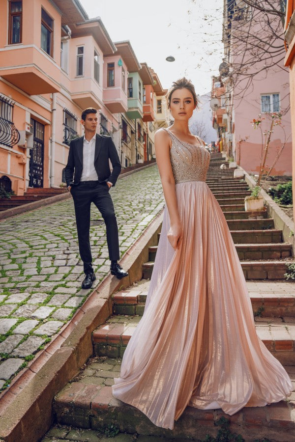 Elegantes langes A-Linien-Ballkleid aus heller Seide mit V-Ausschnitt
