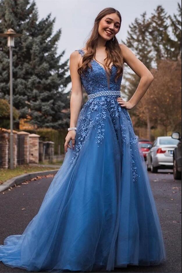 Elegante vestido de fiesta largo de tul con escote en V, tirantes anchos y apliques de encaje.