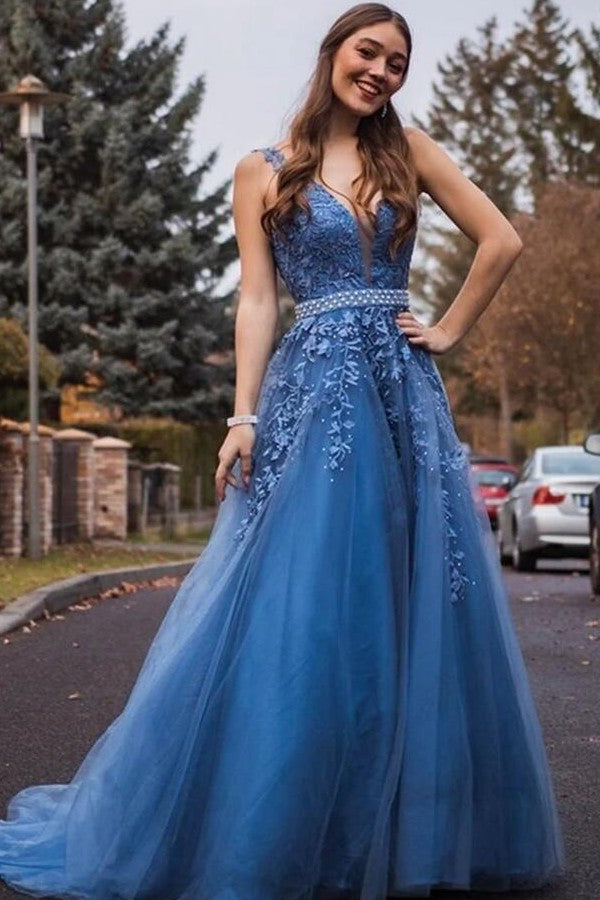 Elegante vestido de fiesta largo de tul con escote en V, tirantes anchos y apliques de encaje.