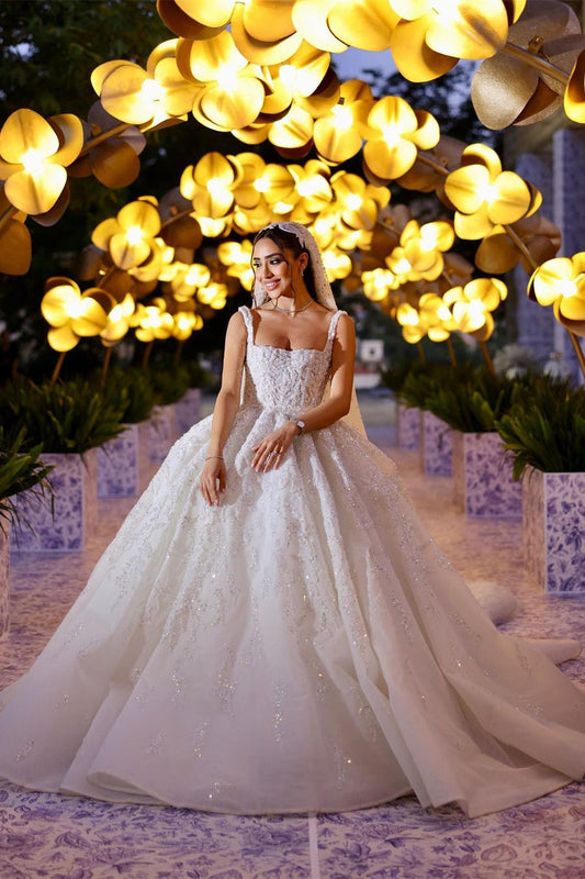 Elegantes langes weißes A-Linien-Hochzeitskleid mit Spitzenträgern und Applikationen