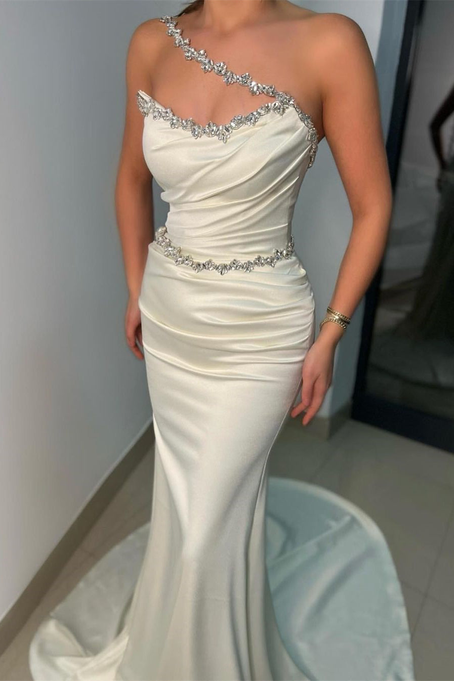Elegante Lange Weiße Trägerlose Satin Meerjungfrau Ärmellose Ballkleider Mit Strass