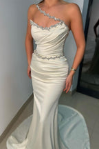 Elegante Lange Weiße Trägerlose Satin Meerjungfrau Ärmellose Ballkleider Mit Strass