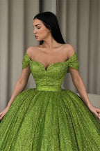 Elegante vestido de fiesta verde con lentejuelas y hombros descubiertos en forma de A