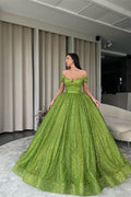 Elegante vestido de fiesta verde con lentejuelas y hombros descubiertos en forma de A
