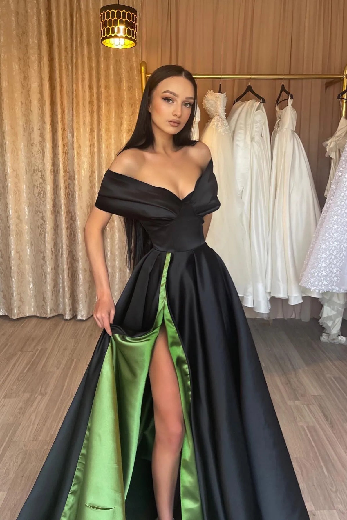 Elegantes schulterfreies, ärmelloses A-Linien-Ballkleid mit V-Ausschnitt und Schlitz