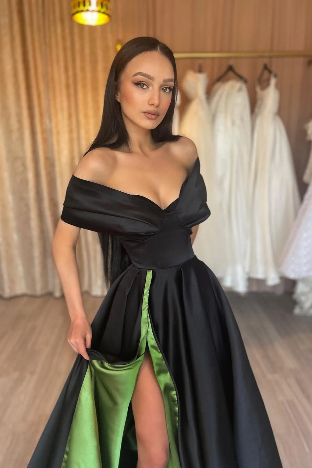 Elegantes schulterfreies, ärmelloses A-Linien-Ballkleid mit V-Ausschnitt und Schlitz