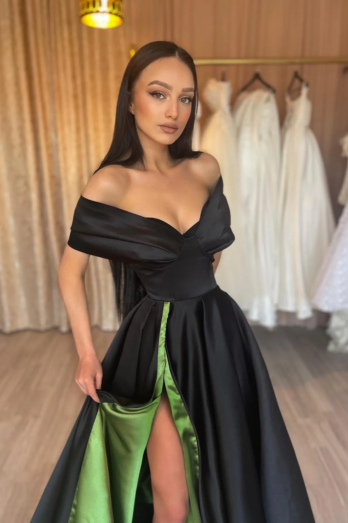Elegantes schulterfreies, ärmelloses A-Linien-Ballkleid mit V-Ausschnitt und Schlitz