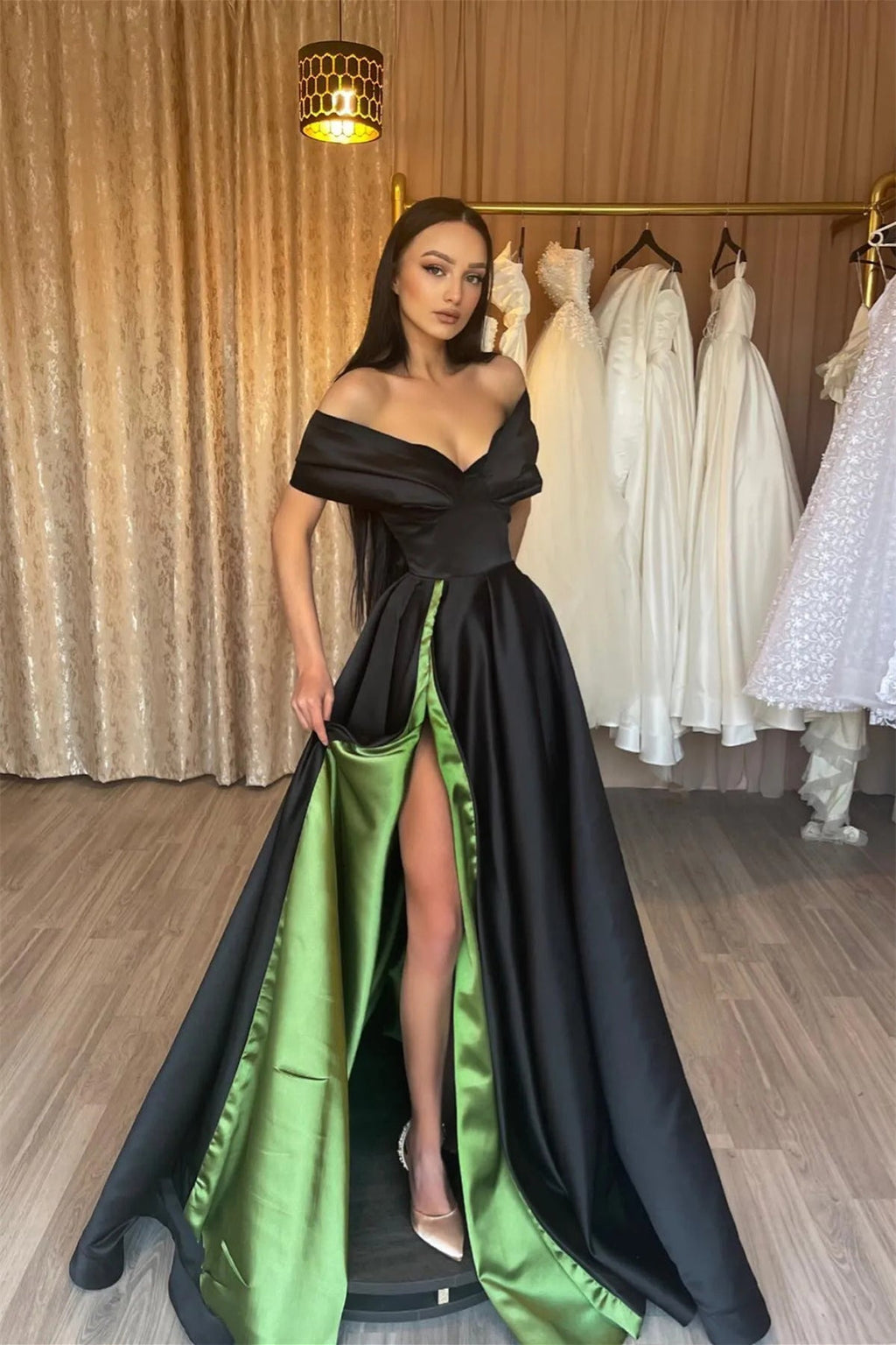 Elegantes schulterfreies, ärmelloses A-Linien-Ballkleid mit V-Ausschnitt und Schlitz