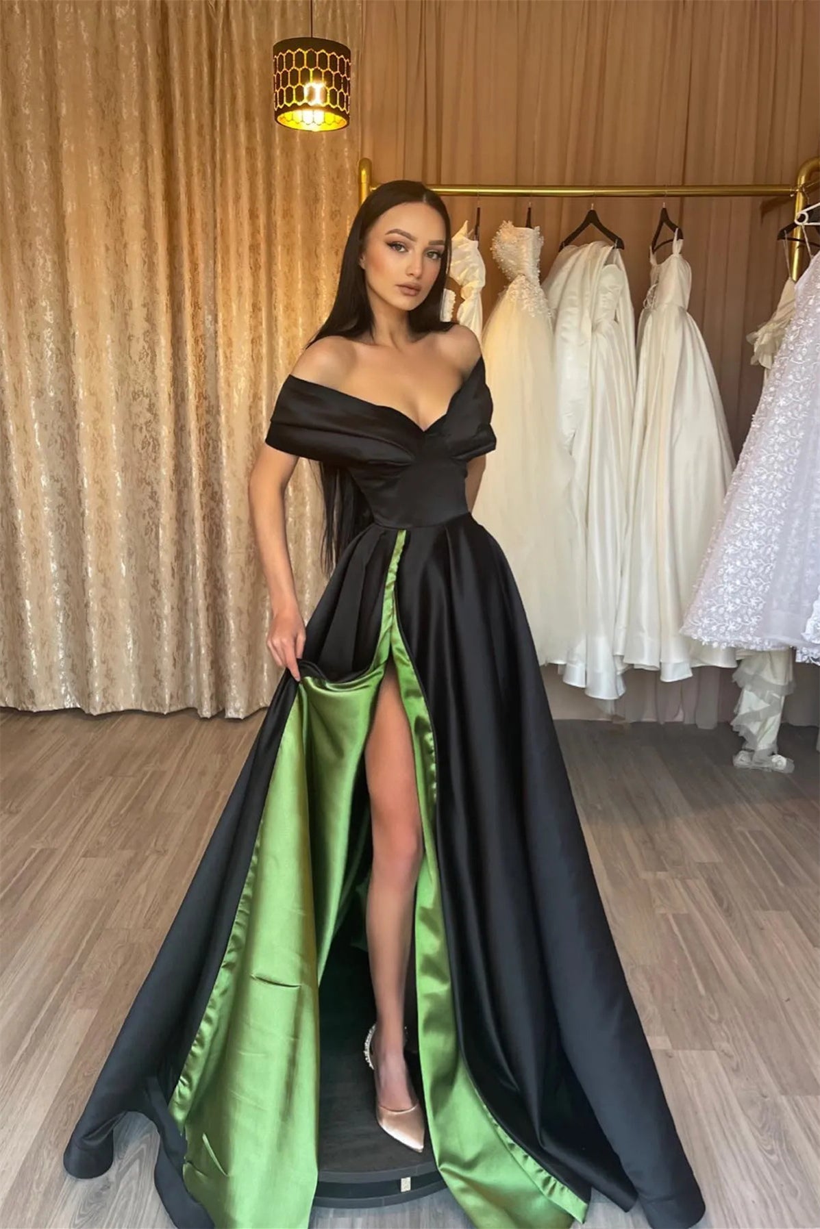 Elegantes schulterfreies, ärmelloses A-Linien-Ballkleid mit V-Ausschnitt und Schlitz