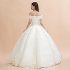Elegantes schulterfreies weißes Spitzenapplikationen-Brautkleid 
