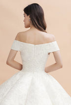 Elegantes schulterfreies weißes Spitzenapplikationen-Brautkleid 