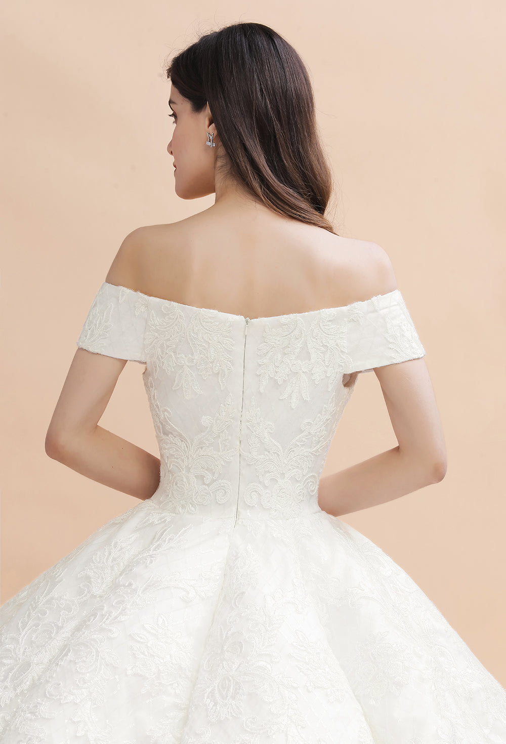 Elegantes schulterfreies weißes Spitzenapplikationen-Brautkleid 