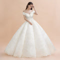 Elegantes schulterfreies weißes Spitzenapplikationen-Brautkleid 