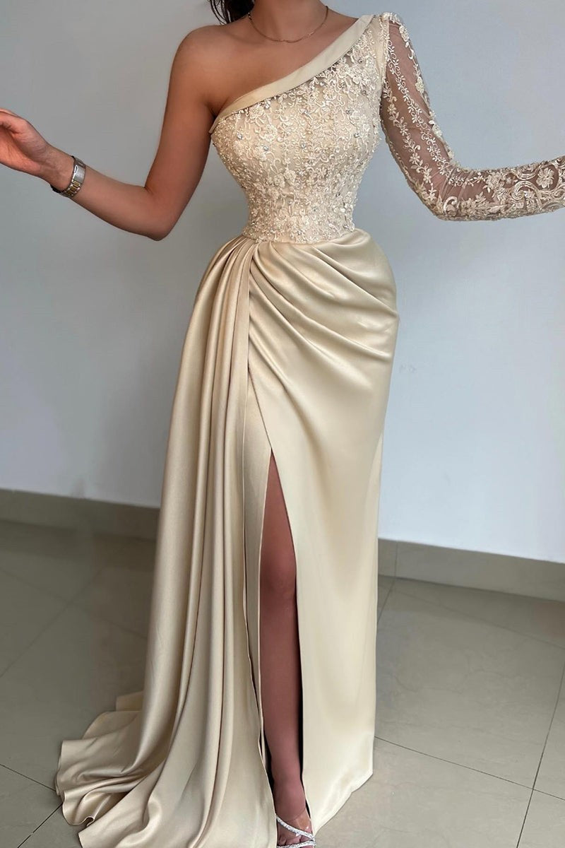Elegante vestido de fiesta de satén con un hombro al descubierto y encaje, manga larga y abertura