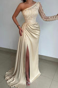 Elegante vestido de fiesta de satén con un hombro al descubierto y encaje, manga larga y abertura