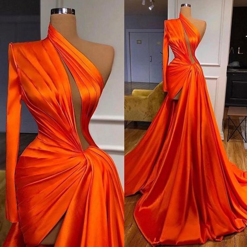 Elegantes Ballkleid mit einer Schulter und langen Ärmeln, Schlitz vorne
