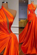 Elegantes Ballkleid mit einer Schulter und langen Ärmeln, Schlitz vorne