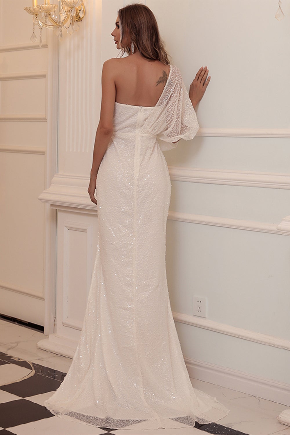 Elegante vestido de fiesta de sirena con un hombro descubierto y lentejuelas