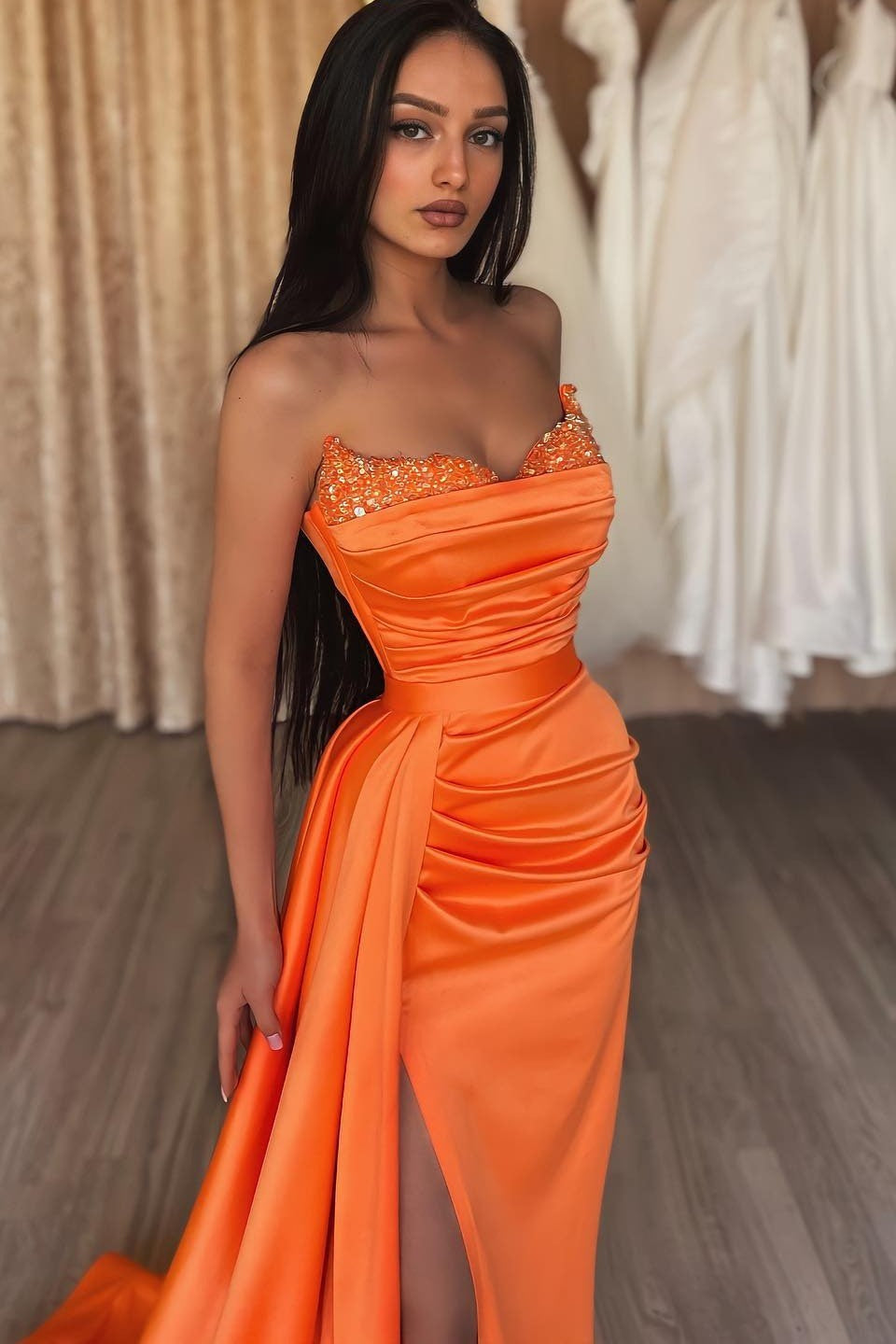 Elegantes orangefarbenes ärmelloses Meerjungfrau-Ballkleid mit Schlitz und Rüschen