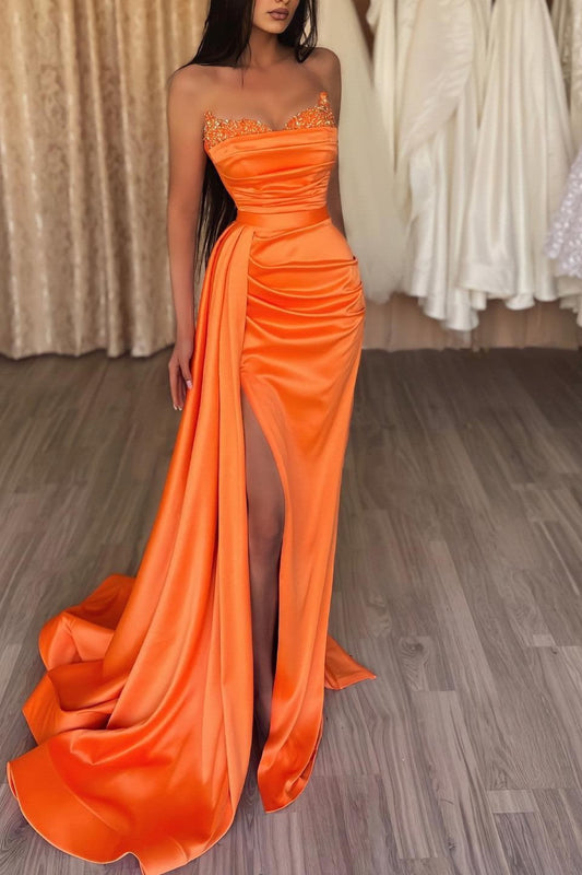 Elegantes orangefarbenes ärmelloses Meerjungfrau-Ballkleid mit Schlitz und Rüschen