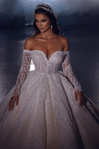 Elegante vestido de novia princesa de corte A con hombros descubiertos y apliques de encaje y mangas largas