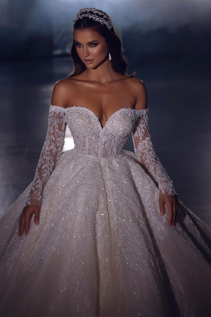 Elegante vestido de novia princesa de corte A con hombros descubiertos y apliques de encaje y mangas largas