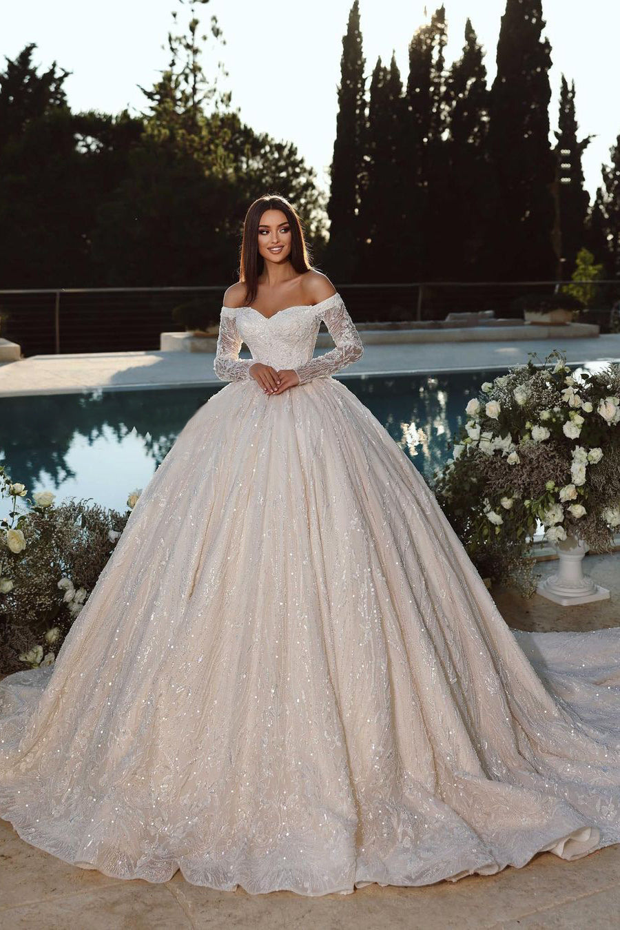 Elegantes schulterfreies A-Linien-Ballkleid im Prinzessinnen-Stil mit langen Ärmeln