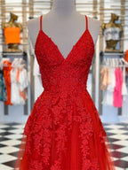 Elegante vestido rojo largo de tul con escote en V y encaje para graduación.