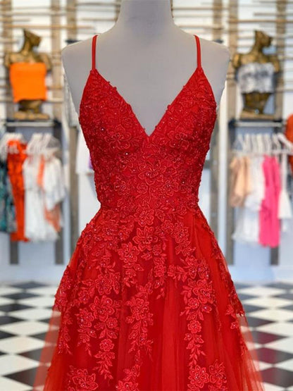 Elegante vestido rojo largo de tul con escote en V y encaje para graduación.