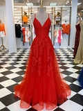 Elegante vestido rojo largo de tul con escote en V y encaje para graduación.