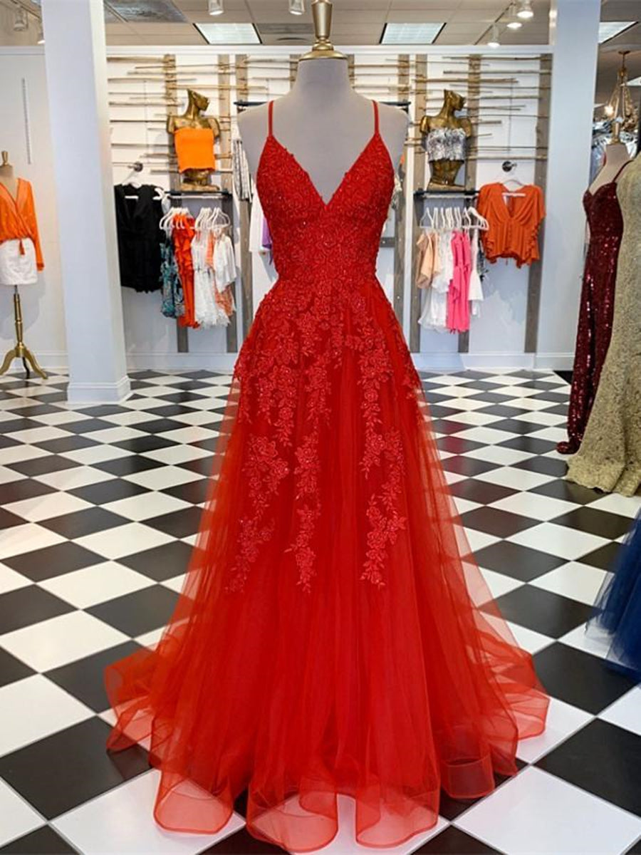 Elegante vestido rojo largo de tul con escote en V y encaje para graduación.