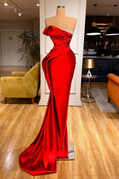 Elegante vestido de fiesta formal de satén rojo largo sin tirantes y corte sirena