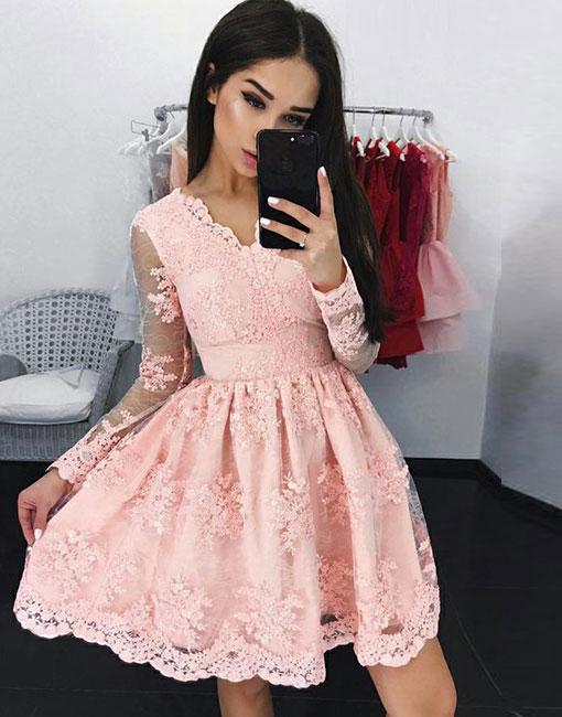 Elegantes vestidos de fiesta cortos de encaje con mangas y corte en A