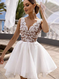 Elegantes kurzes A-Linien-Ballkleid mit V-Ausschnitt und Spitze in Weiß