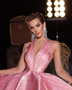 Elegante vestido de fiesta corto rosa con cuello halter, sin mangas y brillo.