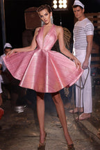 Elegante vestido de fiesta corto rosa con cuello halter, sin mangas y brillo.
