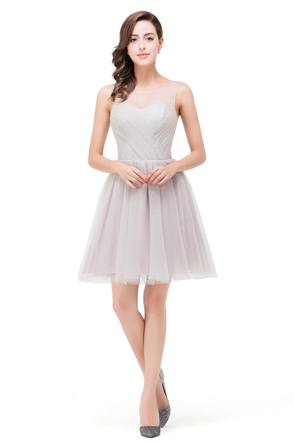 Elegantes vestidos de dama de honor de corte A en plata con cuello redondo y corte mini