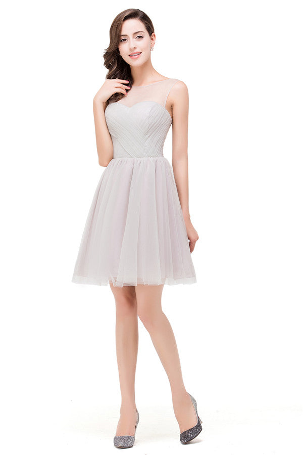 Elegantes vestidos de dama de honor de corte A en plata con cuello redondo y corte mini